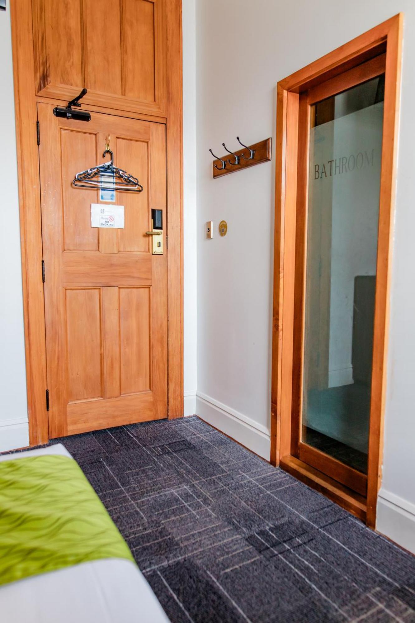 The Cambridge Hotel & Backpackers Веллингтон Экстерьер фото